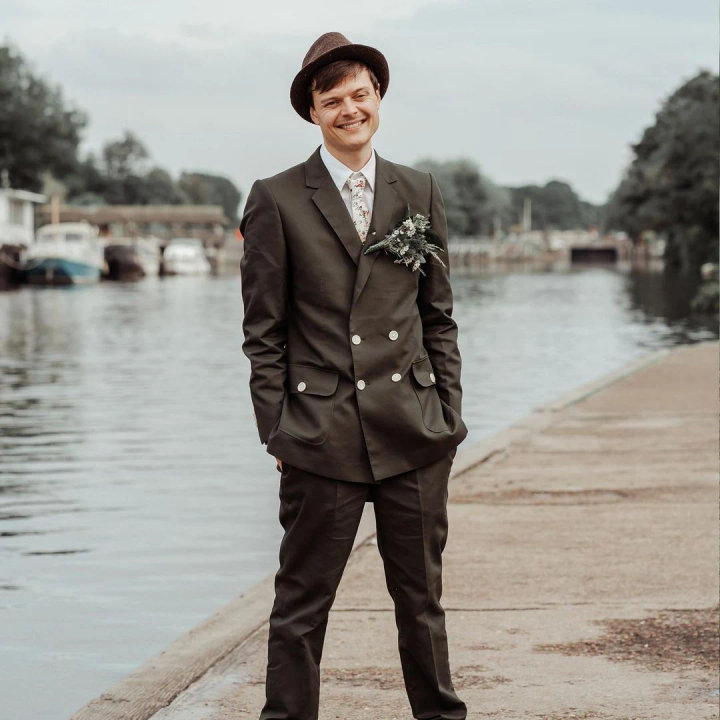 Brown Wool Double-Breasted Suit with White Shirt and Hat